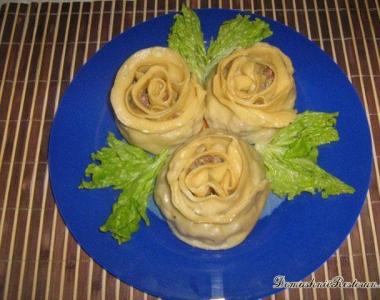 Puff pastry rosettes with minced meat in the oven
