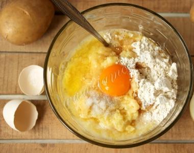 Jak vařit bramborové placky s mletým masem v troubě nebo na pánvi