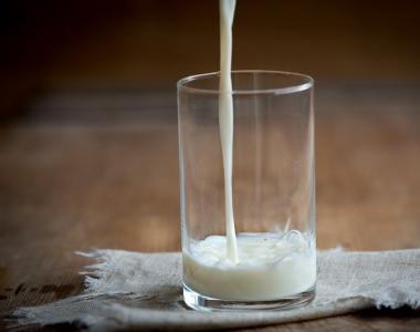 Keptas pienas: sudėtis ir nauda