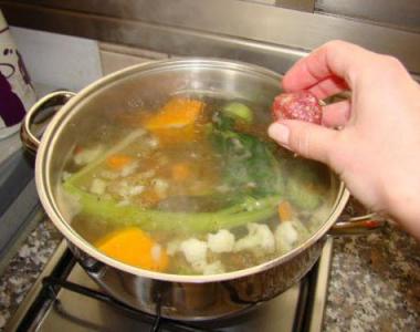 Sopa con albóndigas de pollo picadas: receta, calorías, beneficios y daños