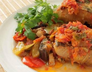 Fish with vegetables in the oven
